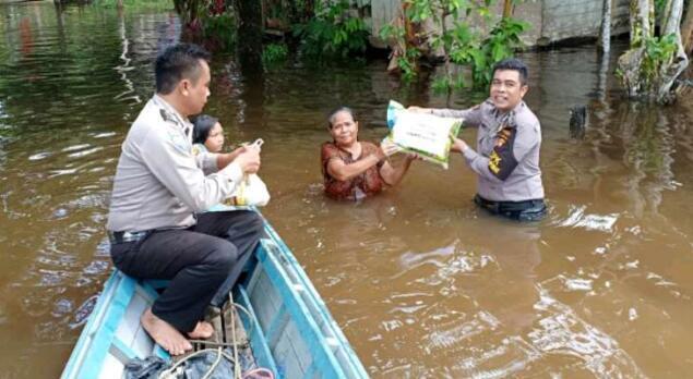 Peduli Sesama, Bripka Heri Berikan Bantuan Beras Pada Korban Banjir