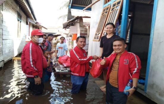 PDI Perjuangan Sintang Salurkan 300 Paket Sembako untuk Korban Banjir