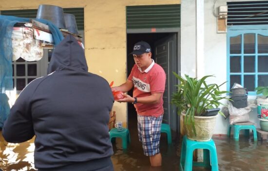 Bantu Korban Banjir di Sintang, Lim Hie Soen Bagikan Ribuan Nasi Bungkus dan Sembako