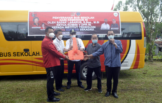 Didampingi Kepala BPTD Wil XIV Kalbar, Ketua Komisi V DPR RI Lasarus Serahkan Bus Sekolah Ke ITKK
